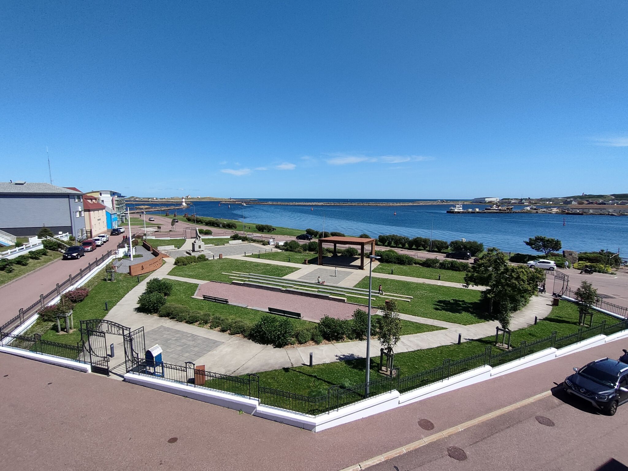 guyon mobilier urbain square joffre saint pierre et miquelon