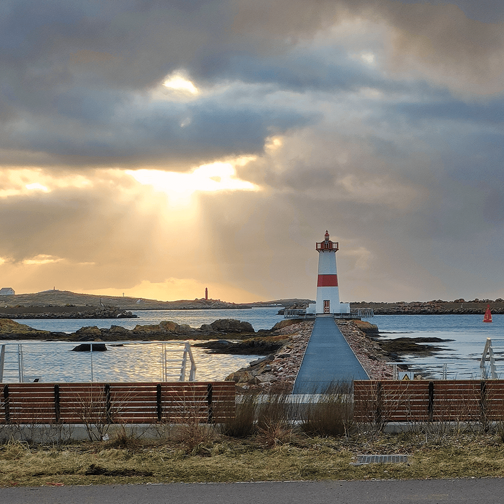 guyon mobilier urbain saint pierre et miquelon assises bois et beton vue phare